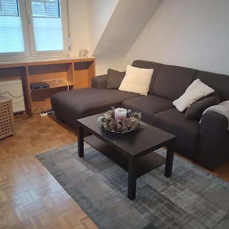 Apartment Gemuetliche Doppelhaushaelfte/ 1og